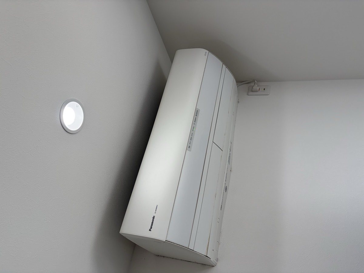 お掃除機能付きエアコンの全体（分解前）