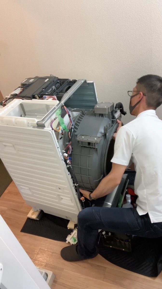 ドラム式洗濯機の洗濯槽の前面カバーを外したところ